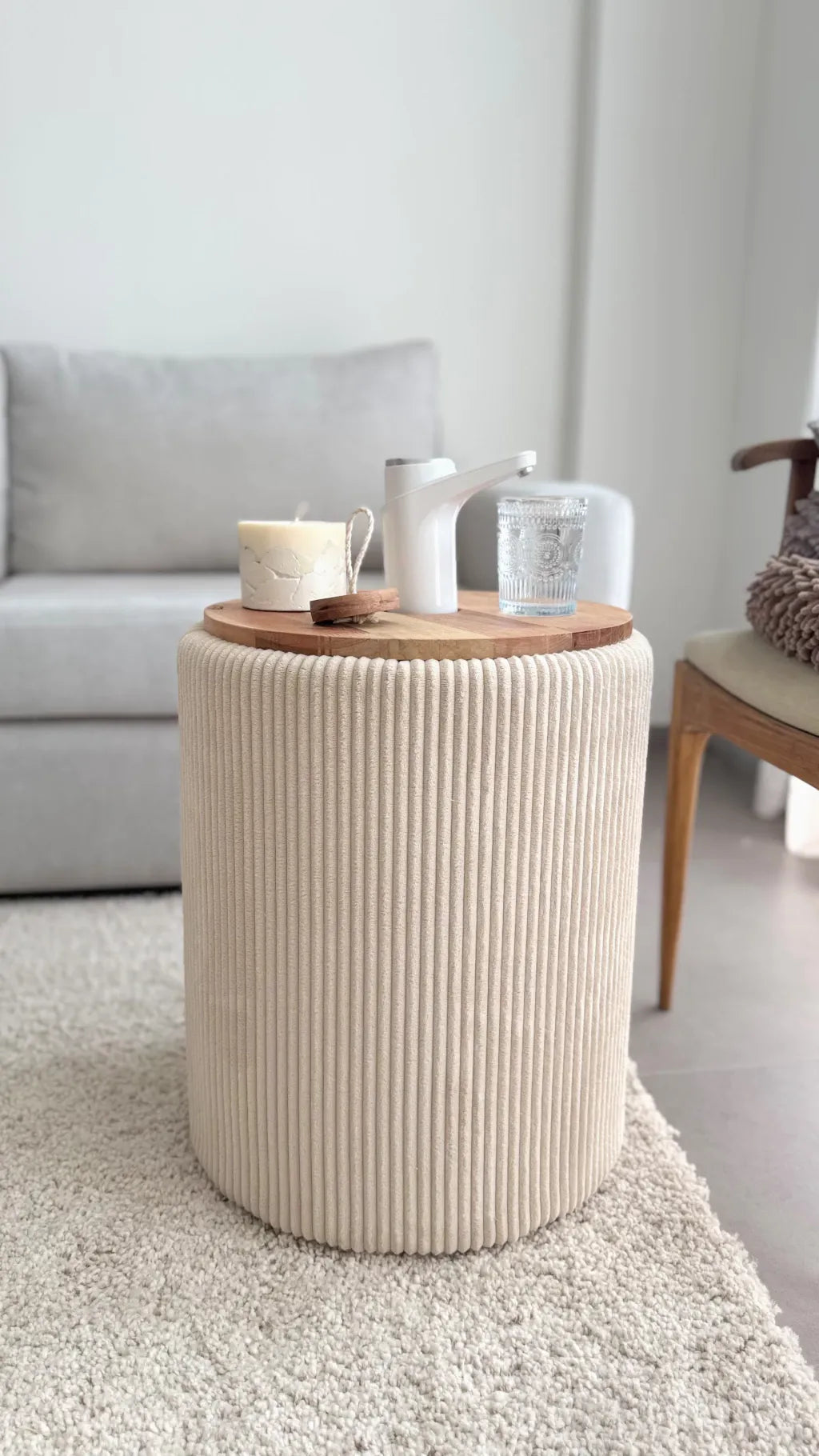 Mesa lateral com dispensador de água em madeira premium