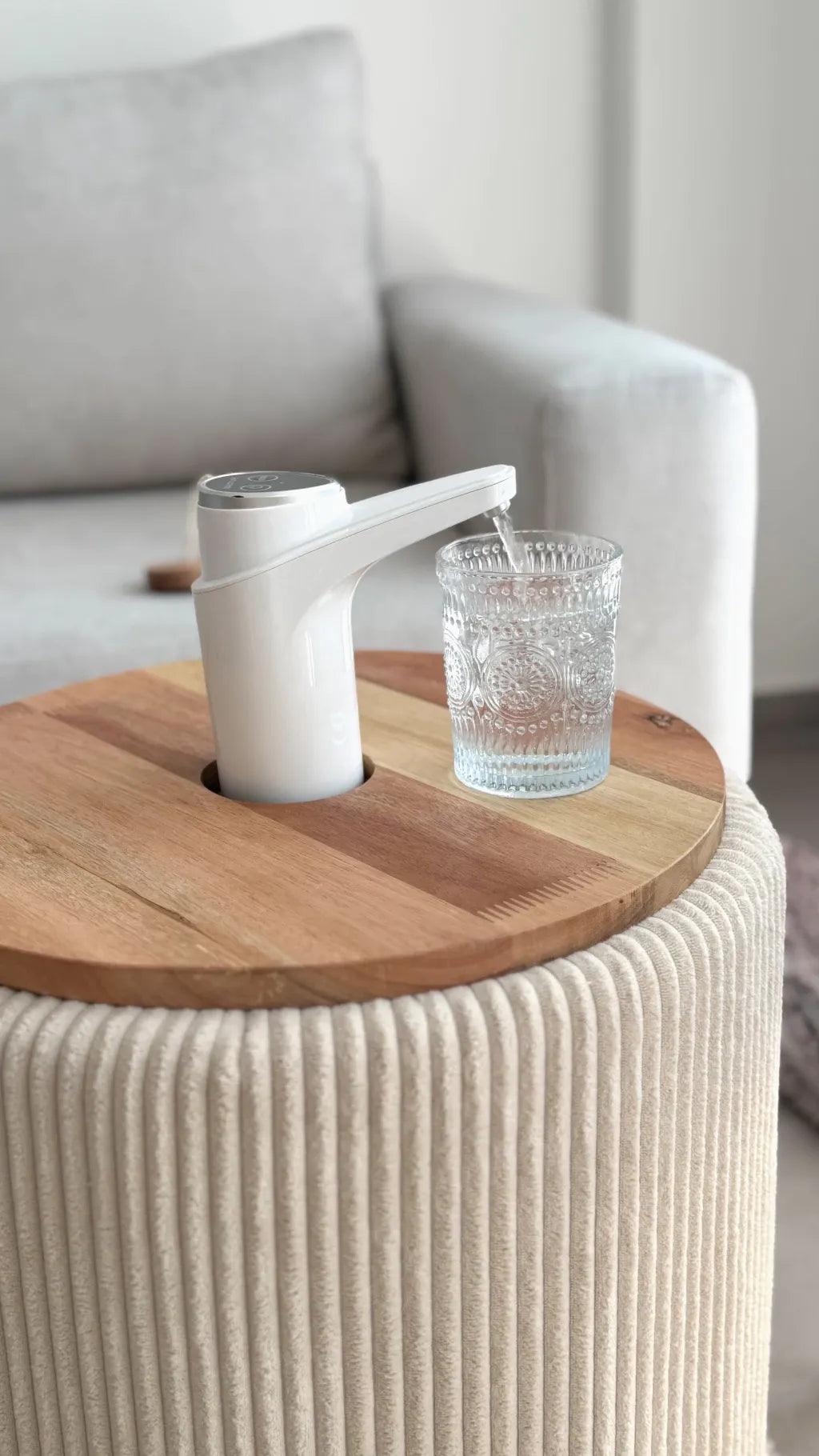 Mesa lateral com dispensador de água em madeira premium